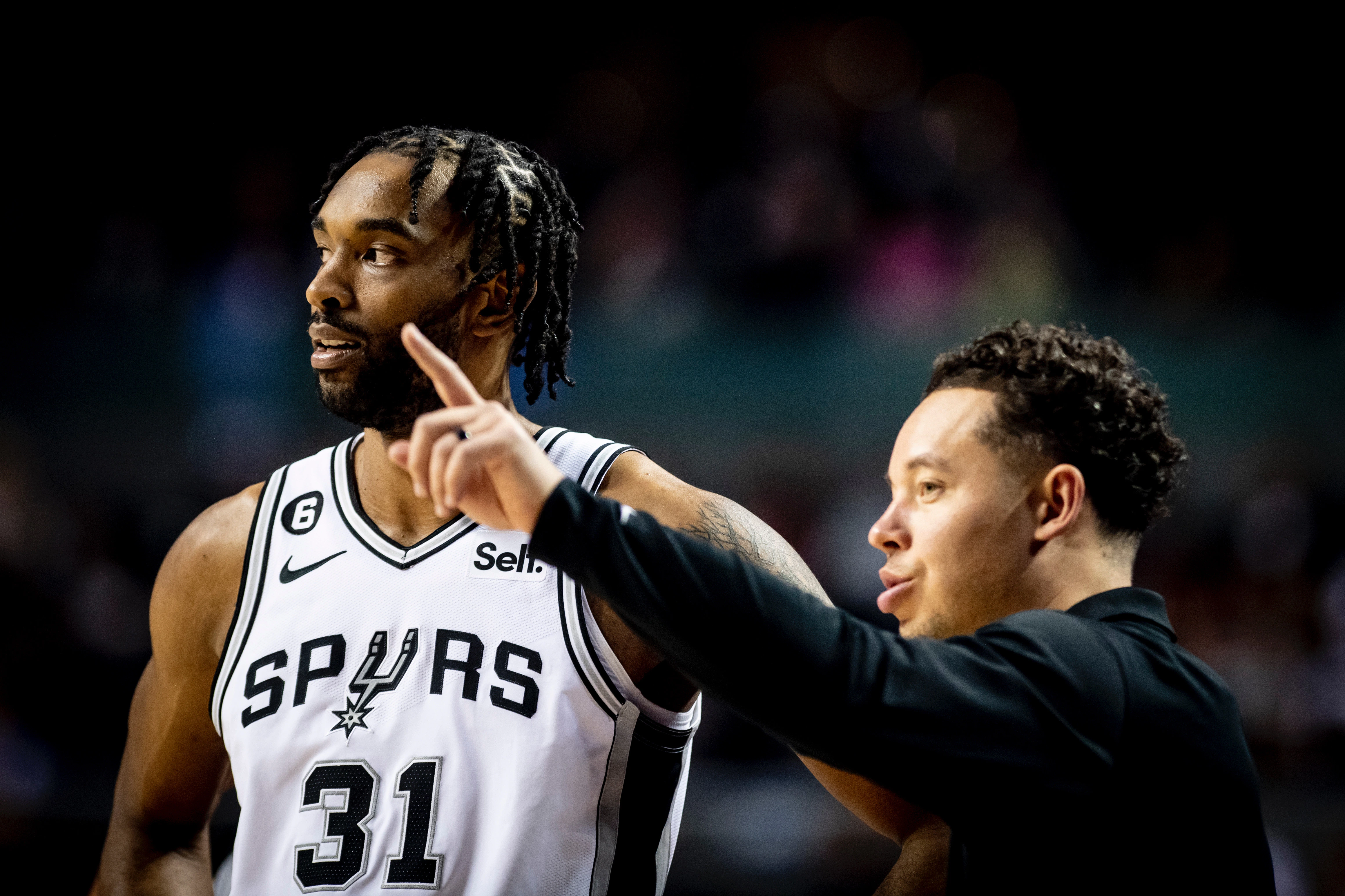 PG中国登录入口-步行者新秀表现出众，助球队成功拿下胜利